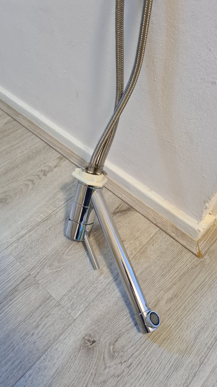 2× wastafel krannen-compleet met oor ring en slangen