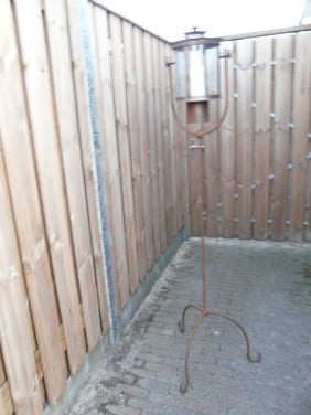 Brocante ijzeren standaard met kaarslantaarn
