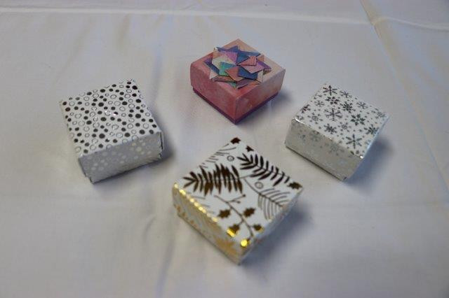 Origami doosje Bodem en deksel zijn gevouwen Klein: 5,5 x 5,5 cm €.1,00 Tot
