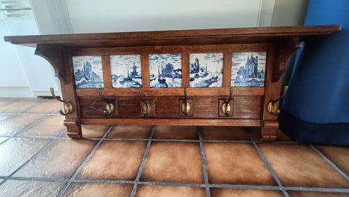Antieke houten kapstok met oude tegeltjes (onbekend of het Delfsblauw is).