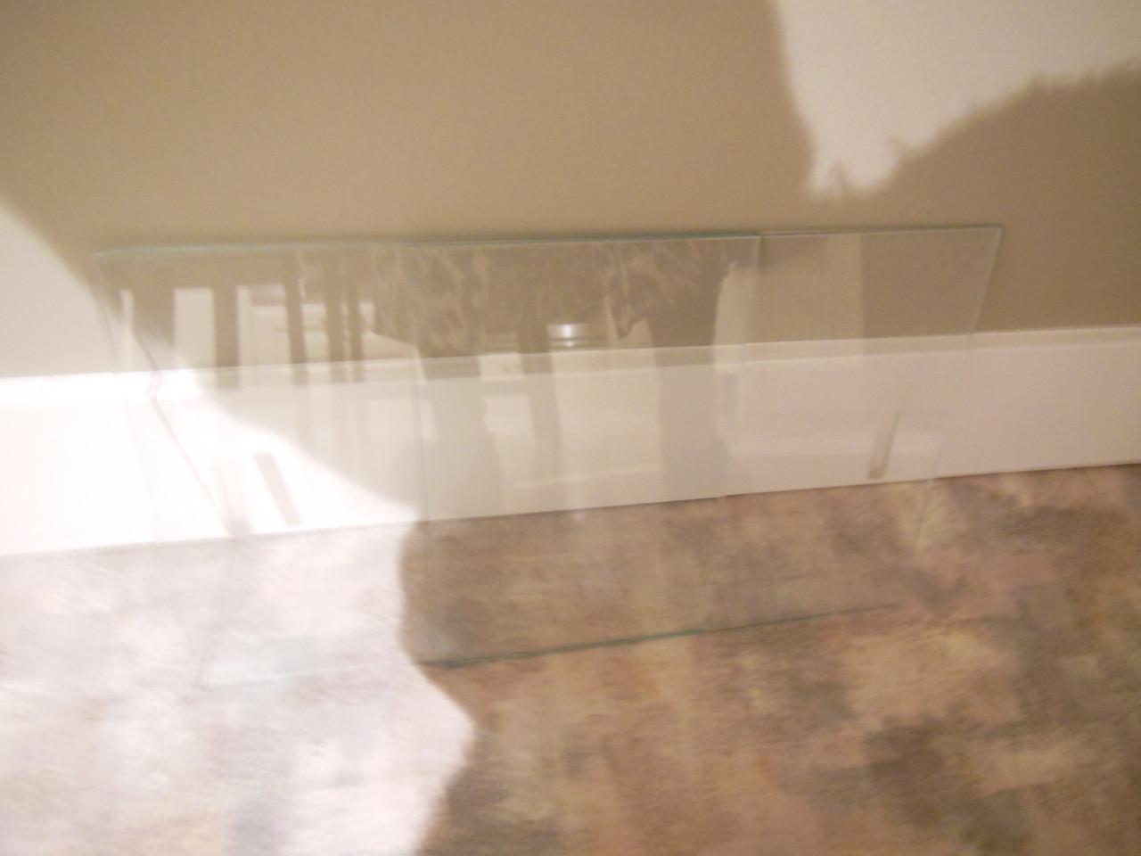 Twee glazen deurtjes van ouderwets Theemeubeltje