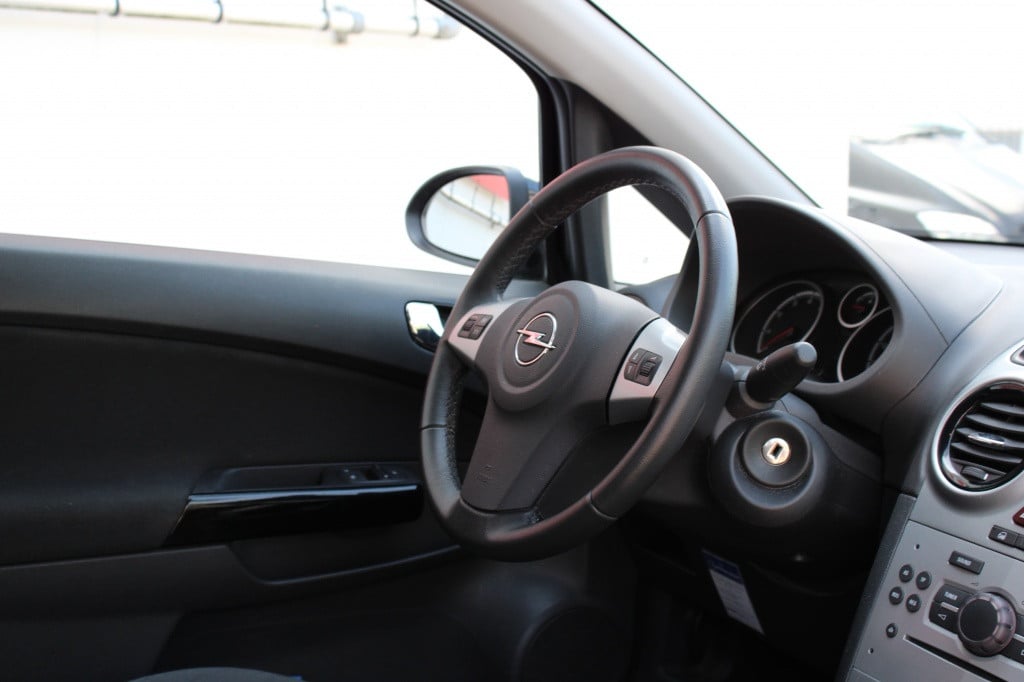 Opel Corsa 1.2-16v cosmo