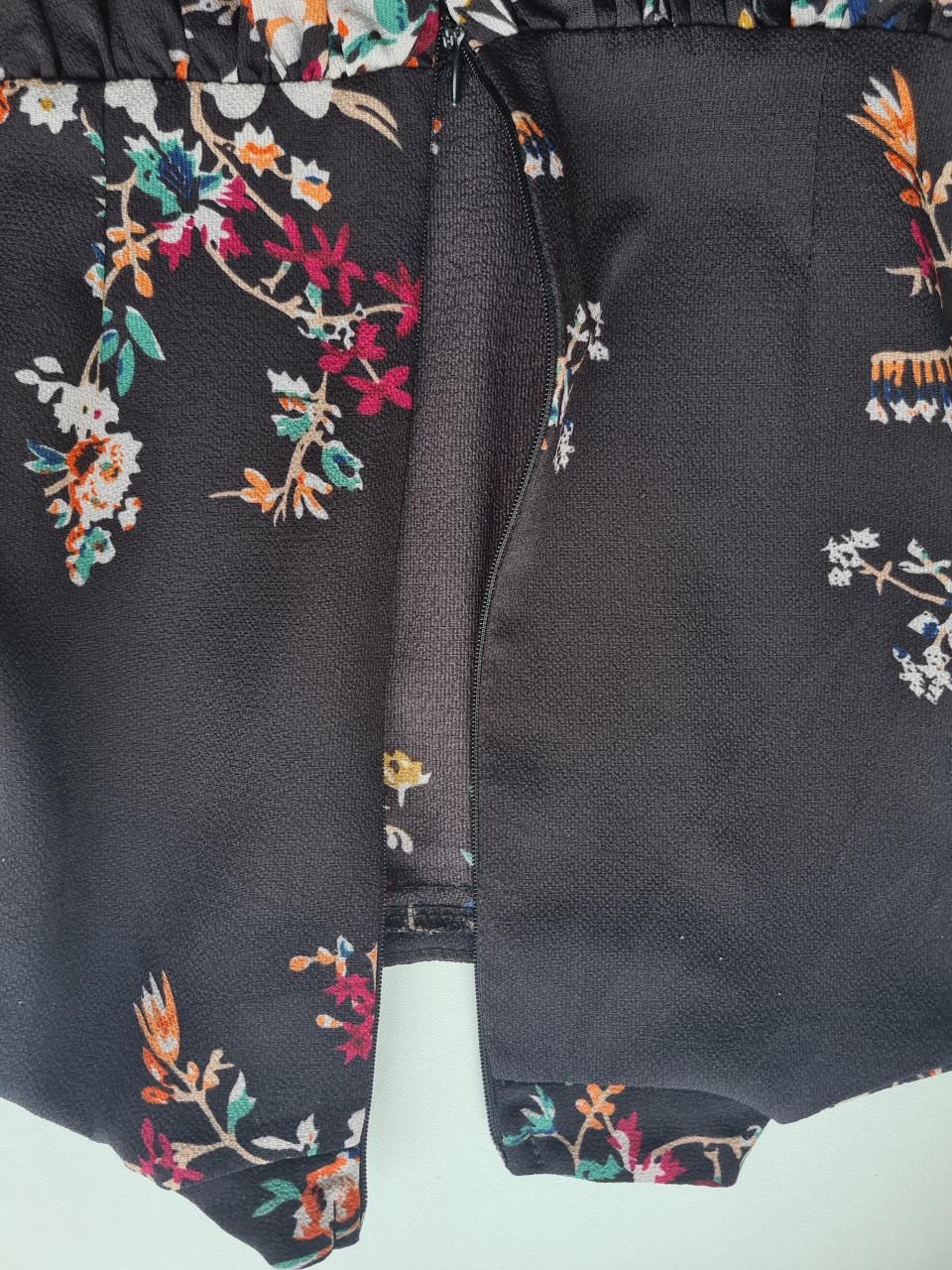 Zwarte met bloemen jurk  Maat 122-128