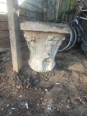 Grote stenen bloempot met voet (Grieks thema)