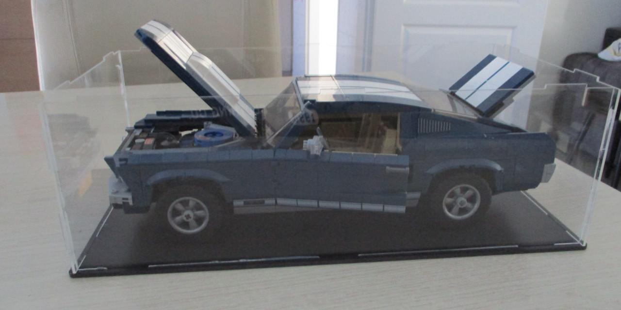 2x Ford Mustang  500GT    in mooie vitrine   (technic lego)