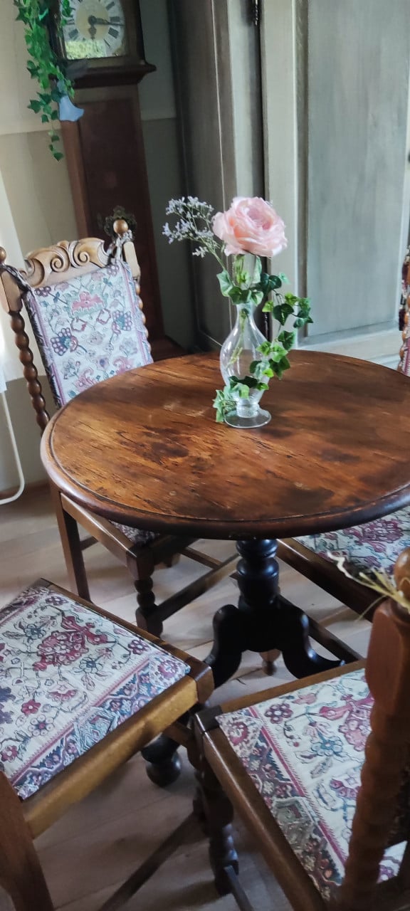 Spaanse bistroset - 4 Spaanse stoelen met ronde tafel