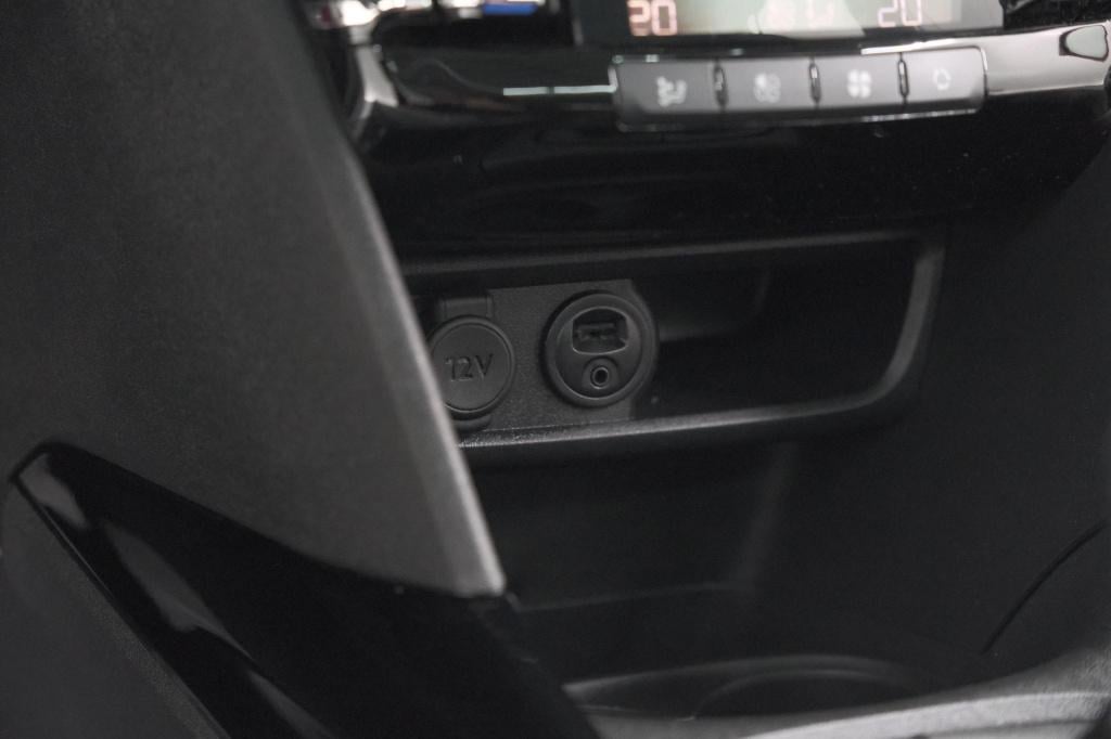 Peugeot 2008 1.2 puretech blue lease executive | all season banden | panora