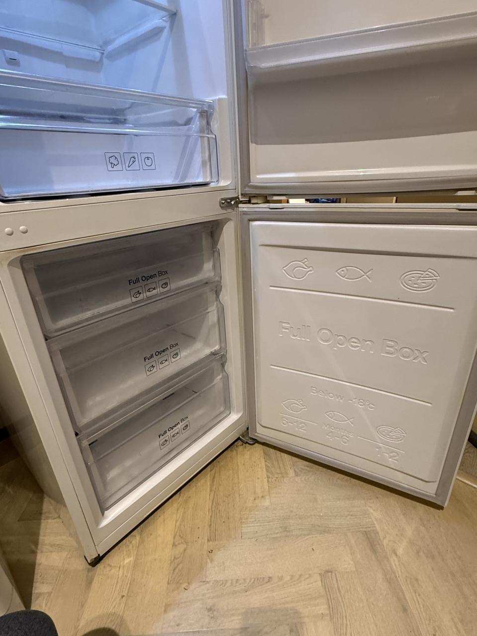 Koelkast, wasmachine en gaskeuken