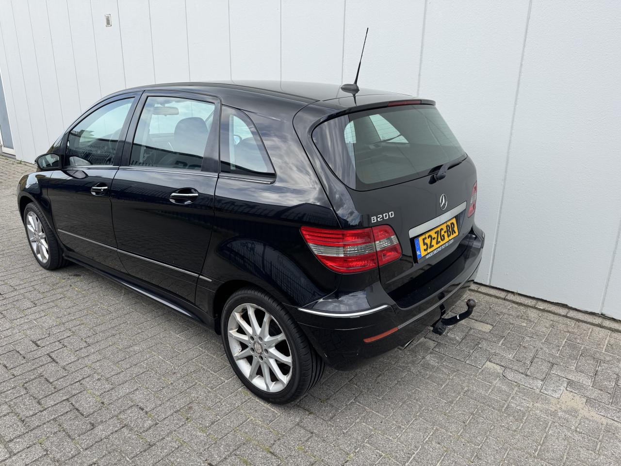 Mercedes B200 met 4 nieuwe banden en vol jaar apk!