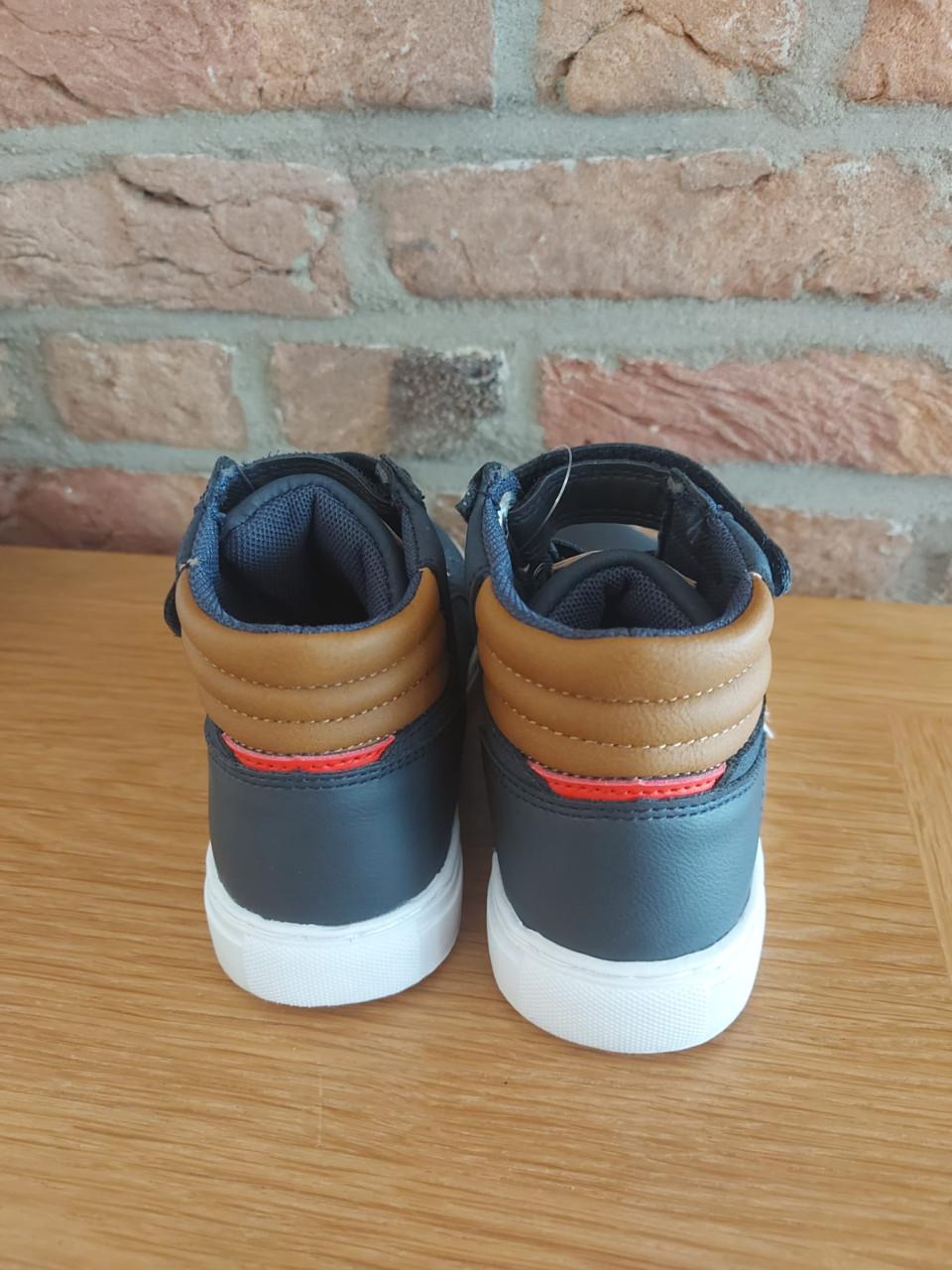 Splinternieuwe sneakers (met kaartje eraan) - maat 27
