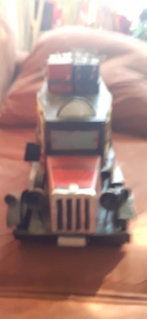 Grote blikken Auto.....................met Kado -Pakketjes