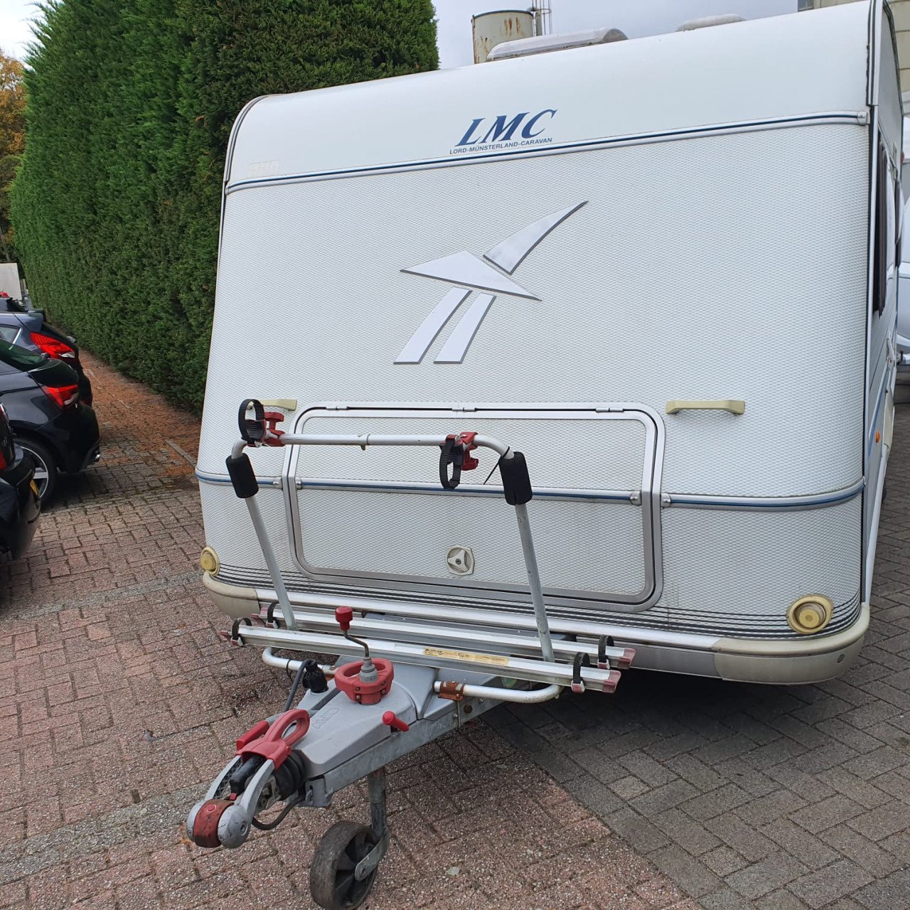 LMC 560 Dominant met voortent, mover en airco (lengtebedden)