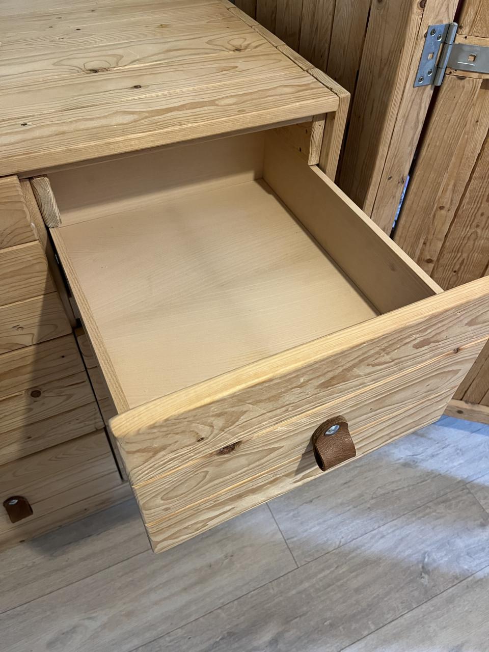Robuuste landelijke houten commode met 8 lades