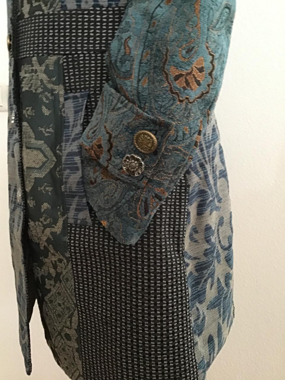 Aparte tussendoor  damesjas met mooie details, maat 34/36