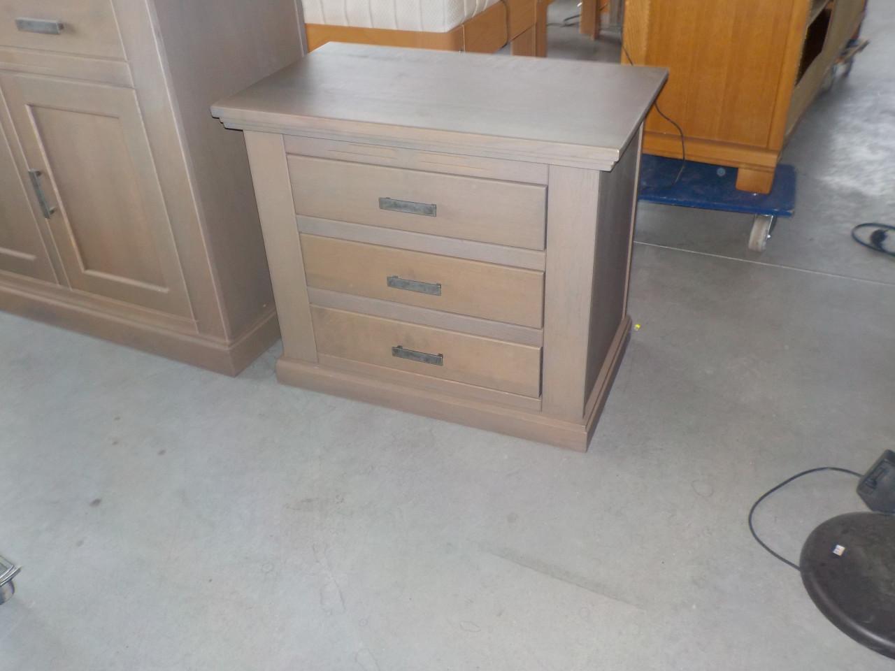 Massief dressoir in vrijwel nieuw staat