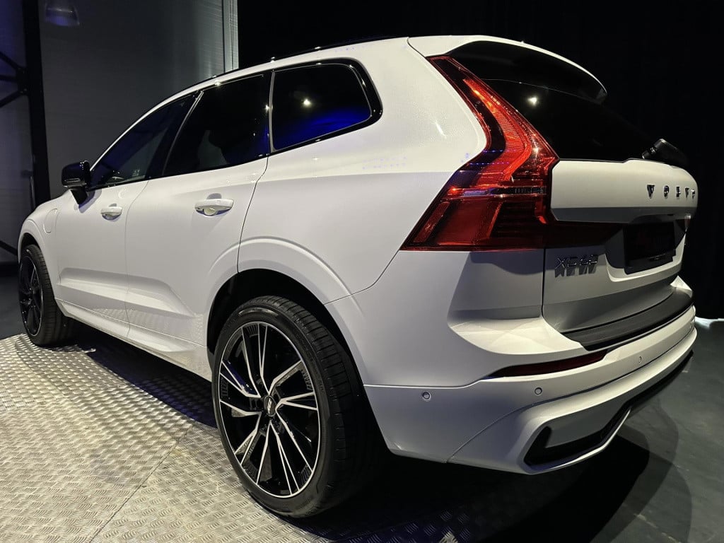 Volvo XC60 2.0 t6 plug-in hybrid awd plus dark *pano*hksound*leder*memory*