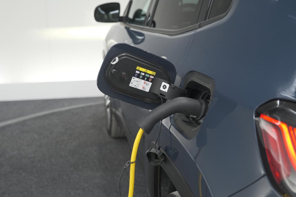 Jeep Compass 4xe 190 plug-in hybrid electric limited | elektrisch panoramad