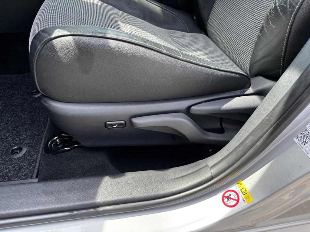 Toyota Auris 1.8 hybrid executive nl-auto!