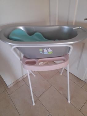 Bad +standaard + inzet + tummietub  (in goede nette staat )