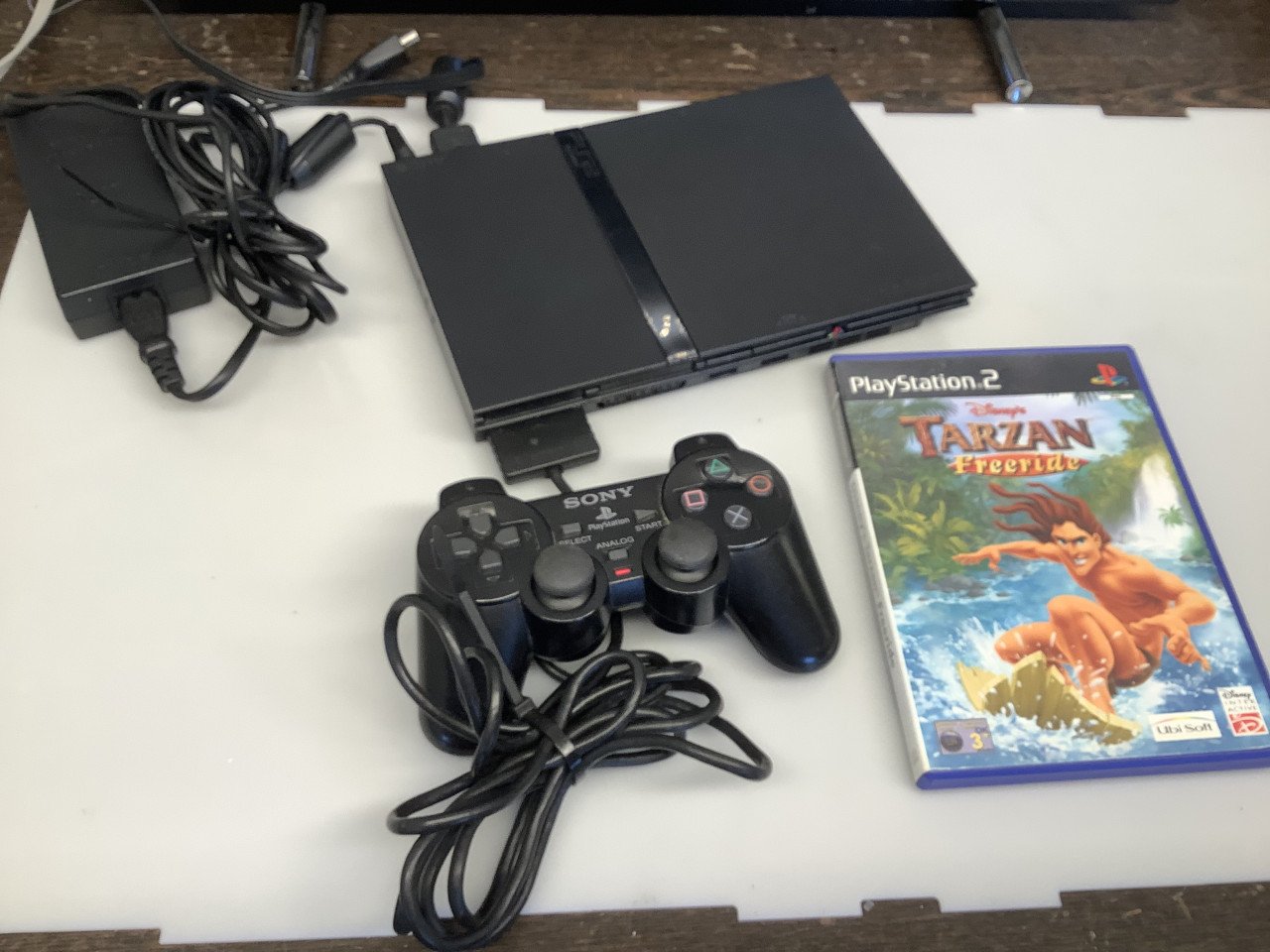 PlayStation 2 slim ( PS2 ) zwart. Met voeding en AV kabel. Met 1 controller