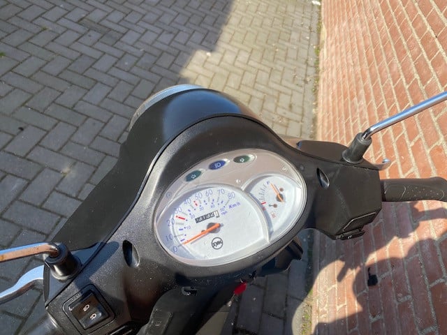 Mooie SYM Fiddle 2 black edition met koffer weinig km 3900 nu 999 euro