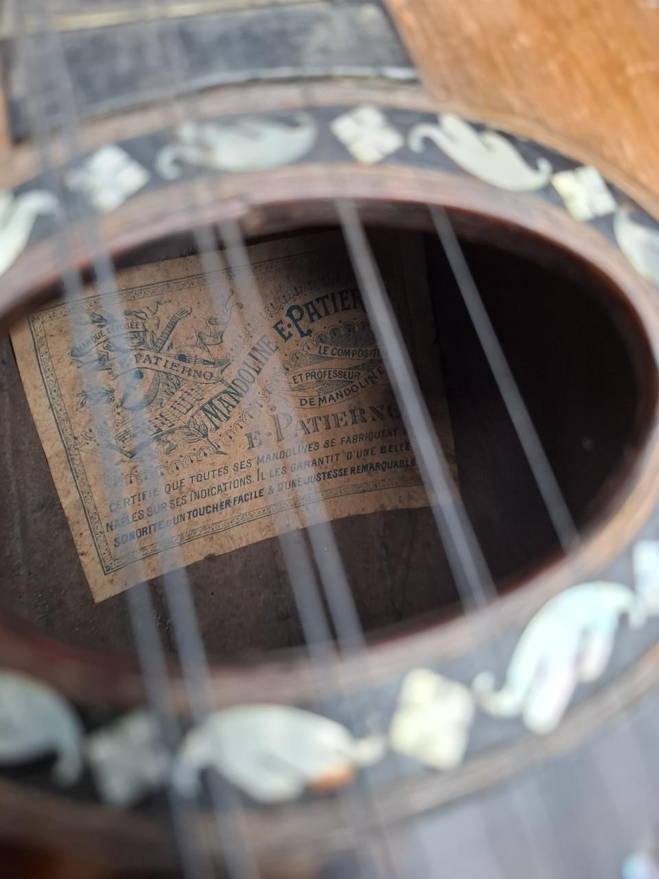 Oude mandoline van E. Patierno .