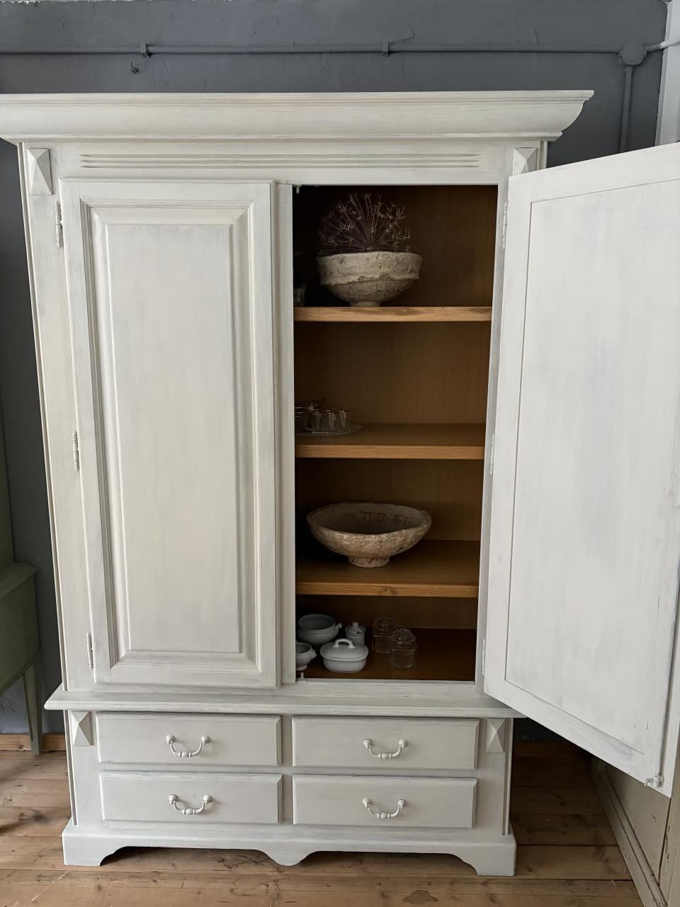 Verschillende kasten in het winkeltje