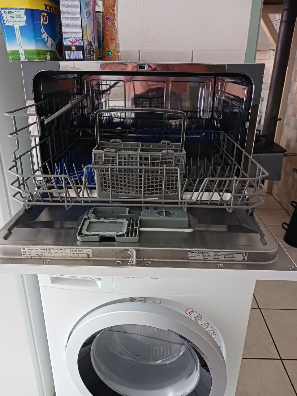 Goed werkende vaatwasser voor 1 of 2 personen.