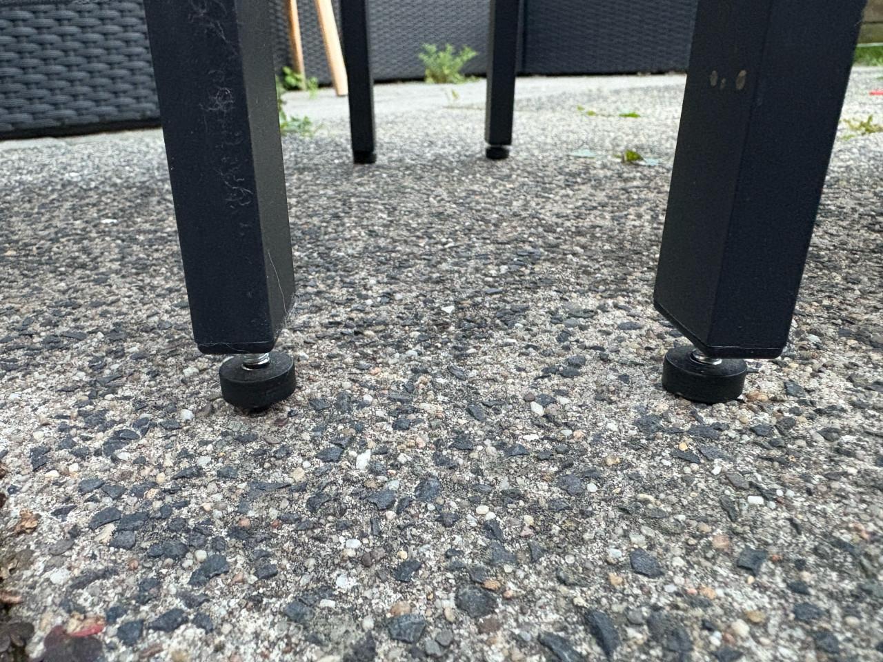 Twee zwarte nachtkastjes