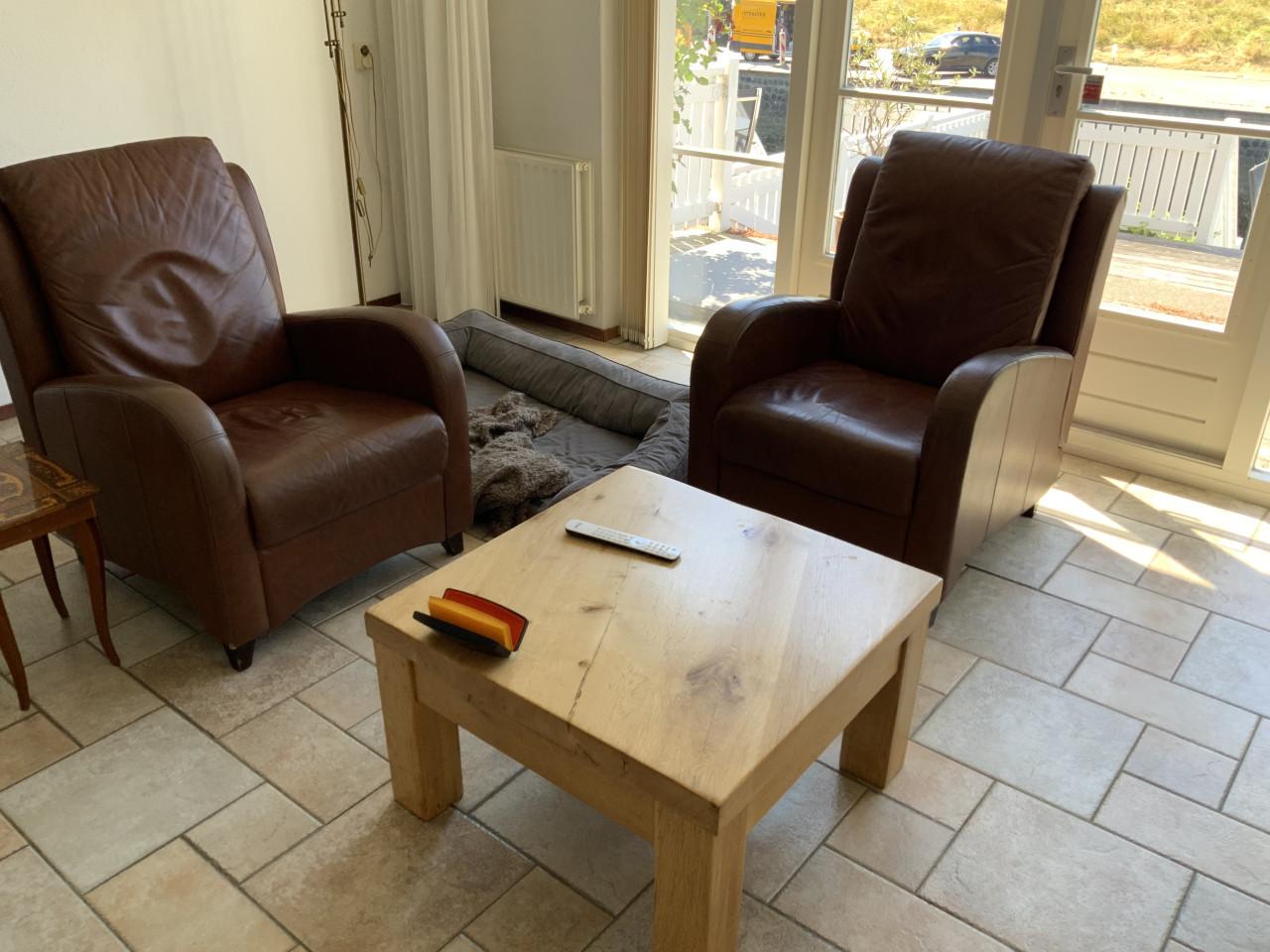 Meubels, eettafel 4 stoelen, salon tafel, lederen 2zits, 2 fauteuils leder