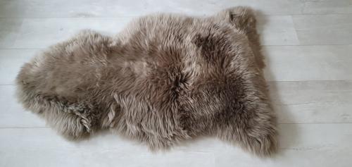 Schapenvacht taupe kleurig in goede staat!