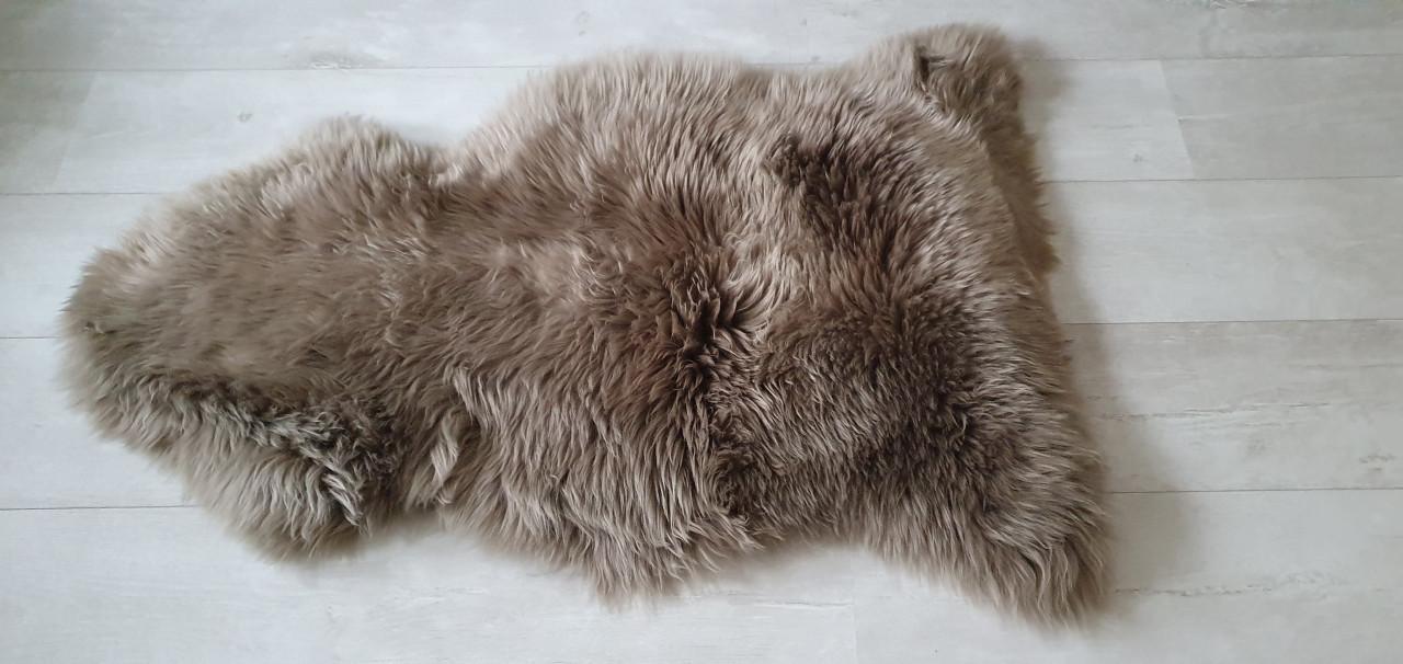Schapenvacht taupe kleurig in goede staat!
