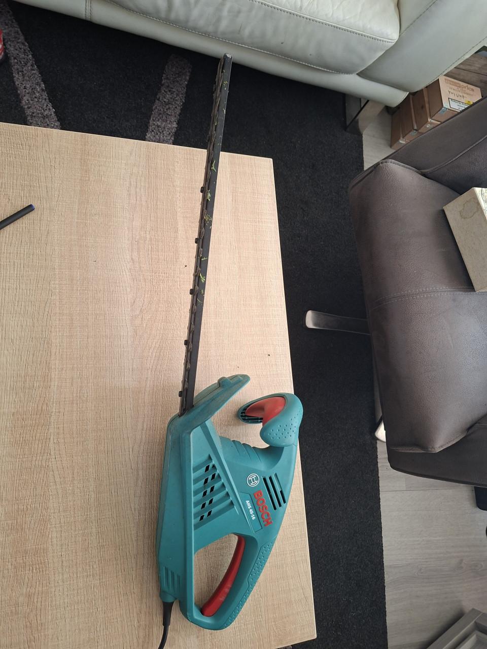 Bosch heggenschaar één jaar oud, scherpe én werkt perfect