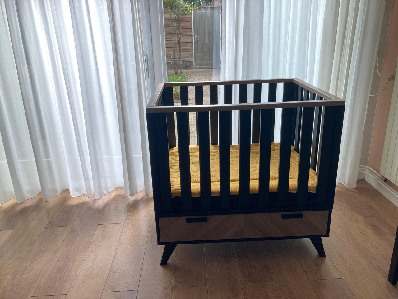 Interbaby box zwart met lade en incl matras