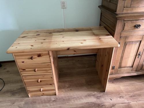 Bureau grenen.