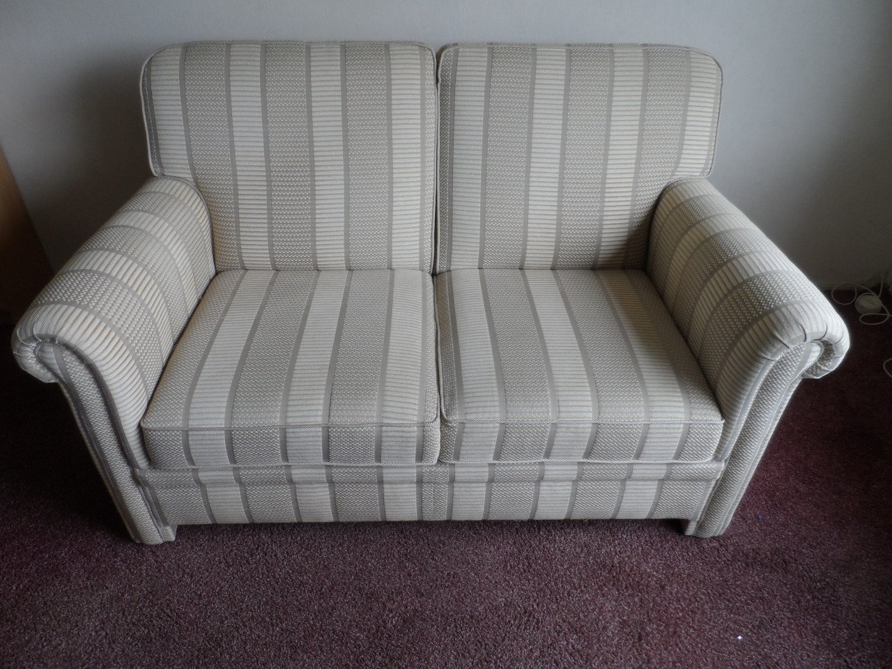 2 persoons bankje, 4 stoelen met ronde tafel, 2 fauteuils