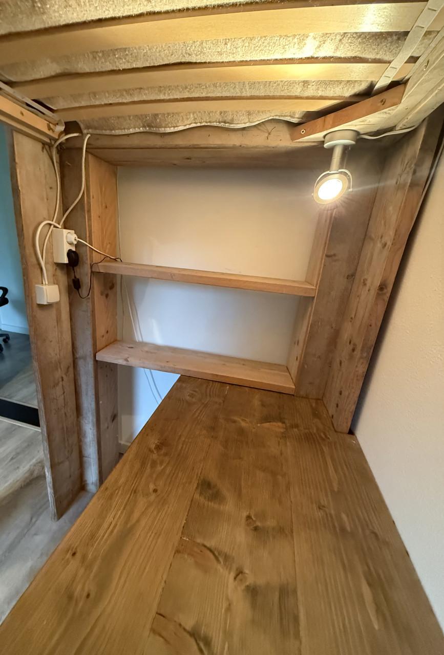 Hoogslaper incl bureau van steigerhout