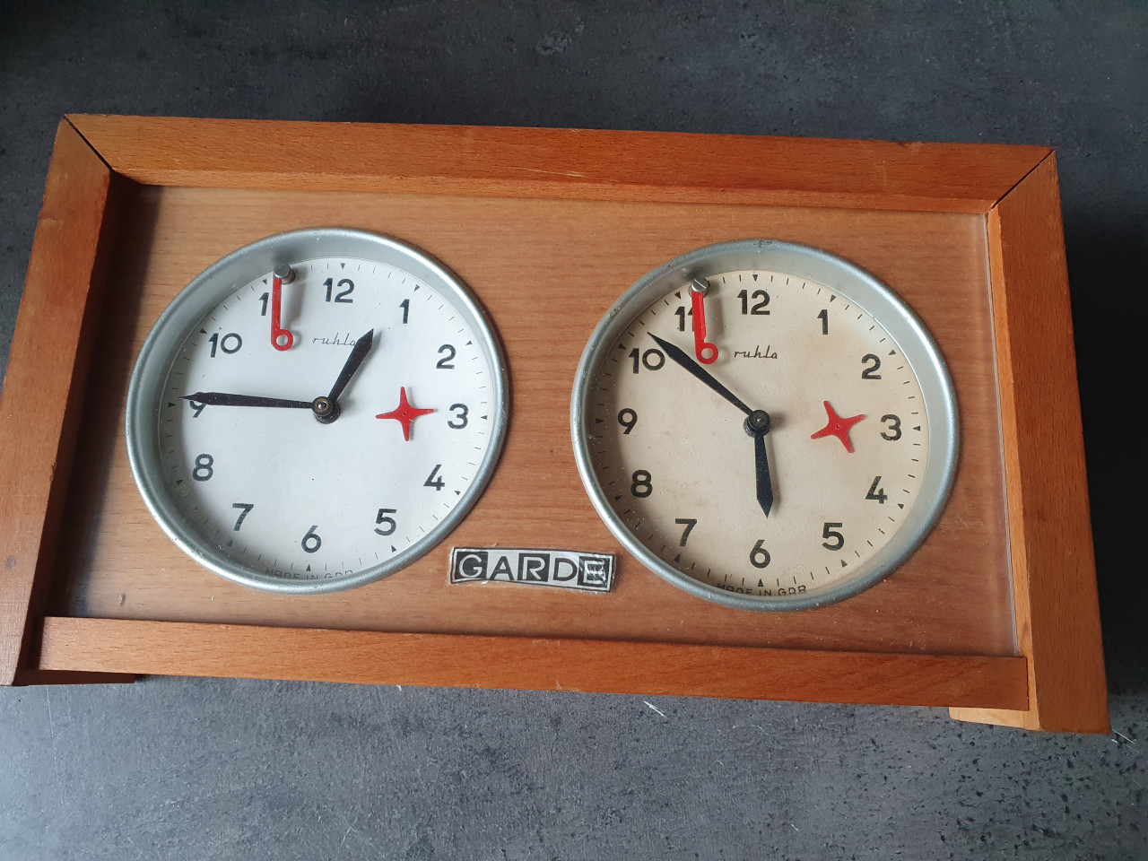 Leuke vintage analoge schaakklok van het duitse merk garde...