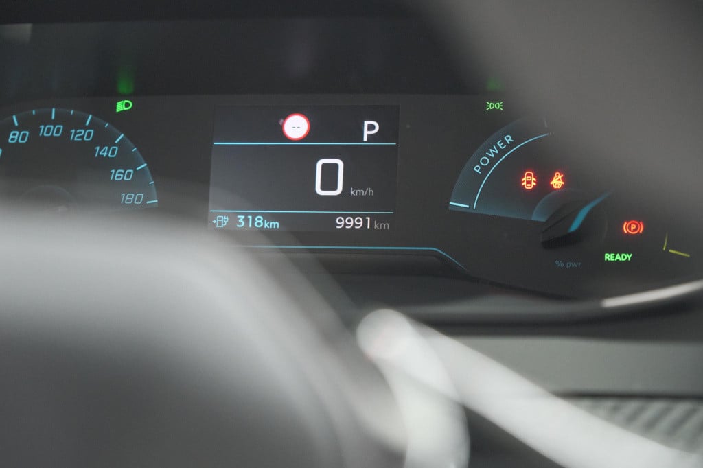 Peugeot 208 ev allure 50 kwh | stoelverwarming | apple carplay | parkeersen