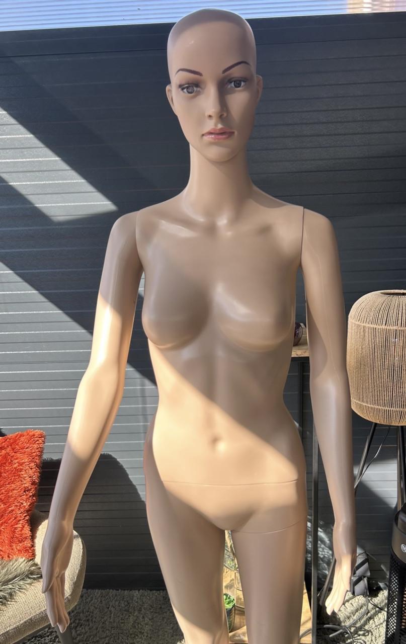 Etalage pop dames model 1.74 cm.