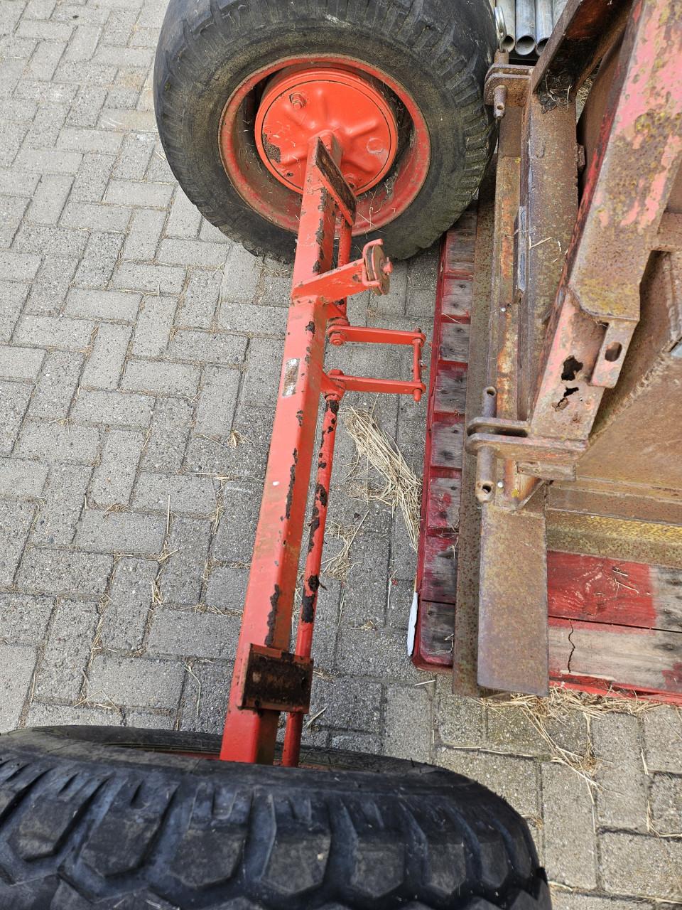 Geremde landbouwas met wielen