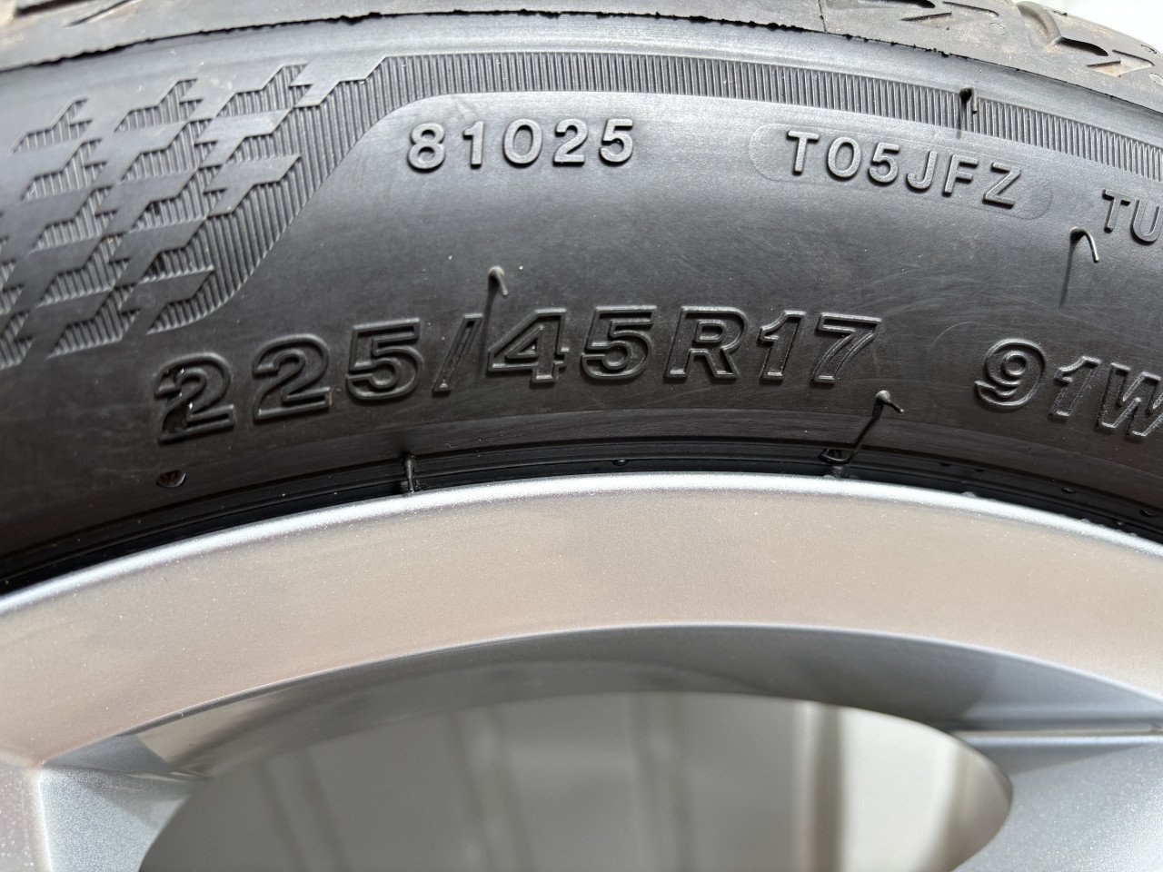 Set originele VW Golf 8 velgen, model Richmond met Bridgestone zomerbanden