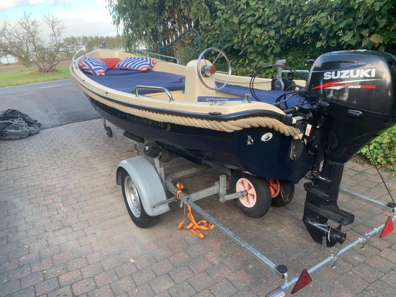 Prachtige wiedesloep 4,30 op trailer met 8 pk suzuki motor