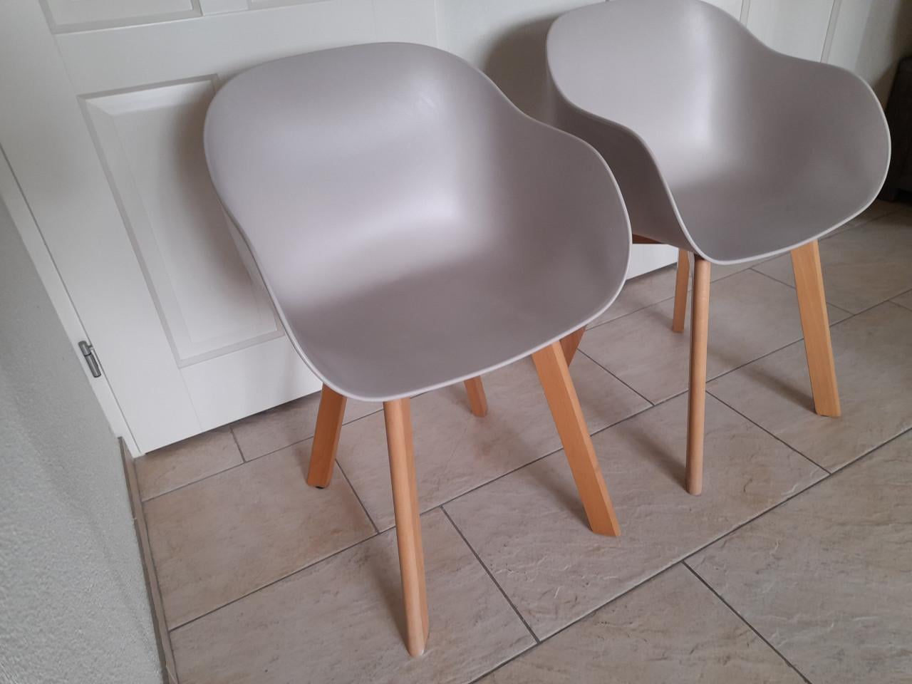 2 Leuke stoelen (in goede nette staat )  Kleur; grijs/beige