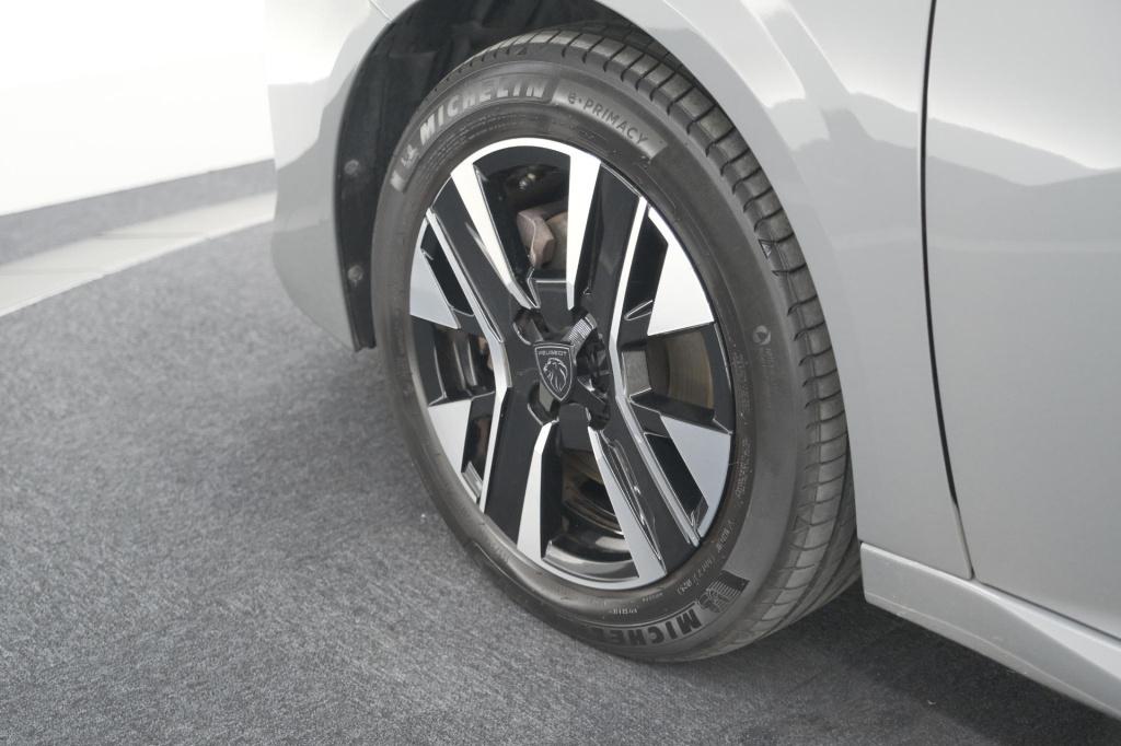 Peugeot 208 puretech 100 allure | gris selenium | apple carplay | parkeerse