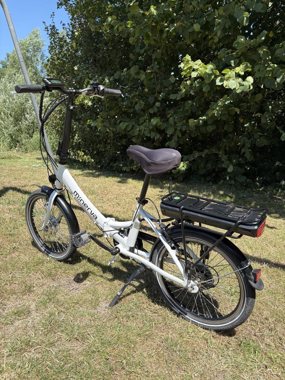 Nette witte Minerva elektrische vouwfiets 7 versnellingen