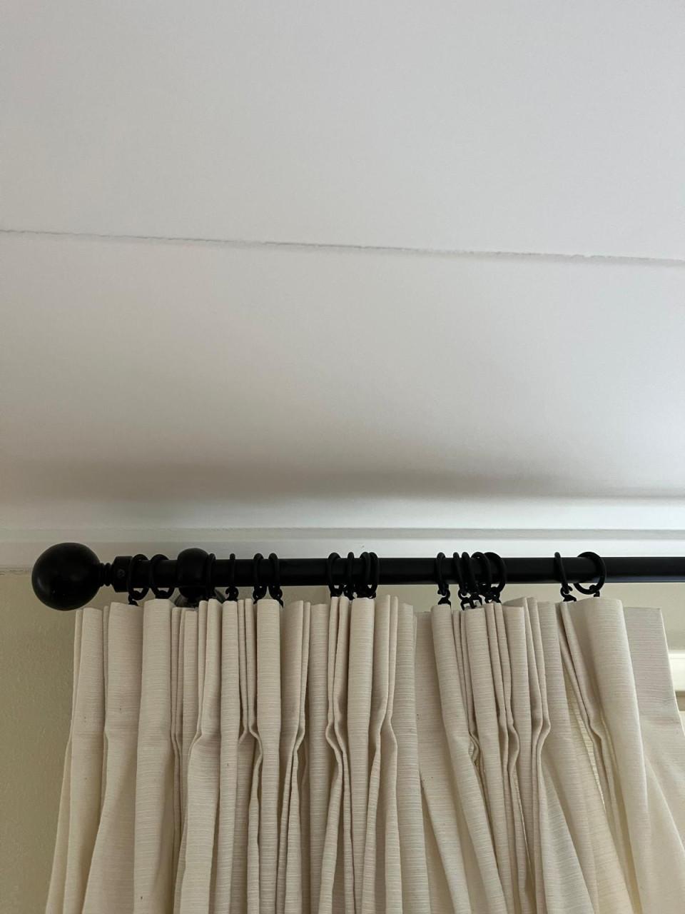 Mooie crèmekleurige gordijnen met zwarte roedes