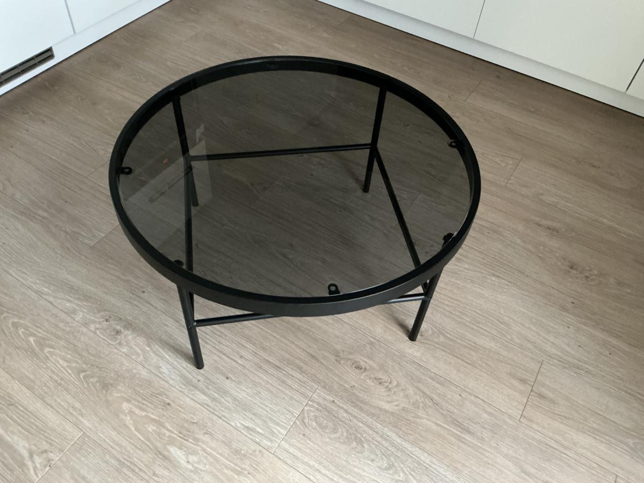 Zwarte glazen salontafel