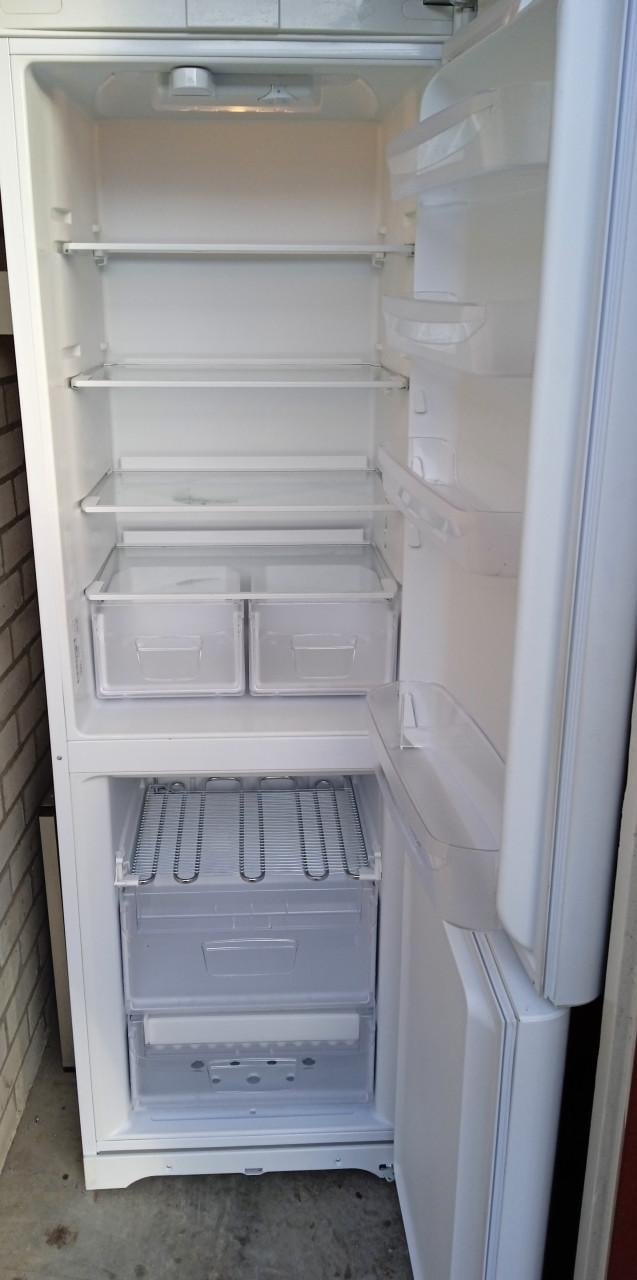 Mooie grote Indesit koelvries-combinatie