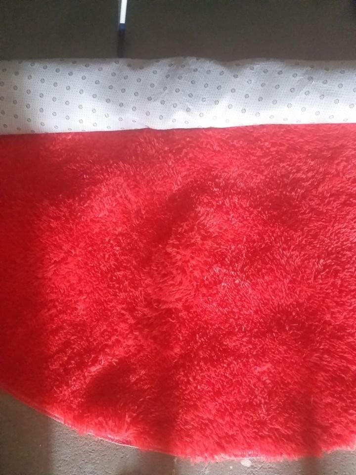TE KOOP NIEUWE RODE RONDE TAPIJT DIAMETER 200CM ZACHTE MODEL. OPHALEN IN AX